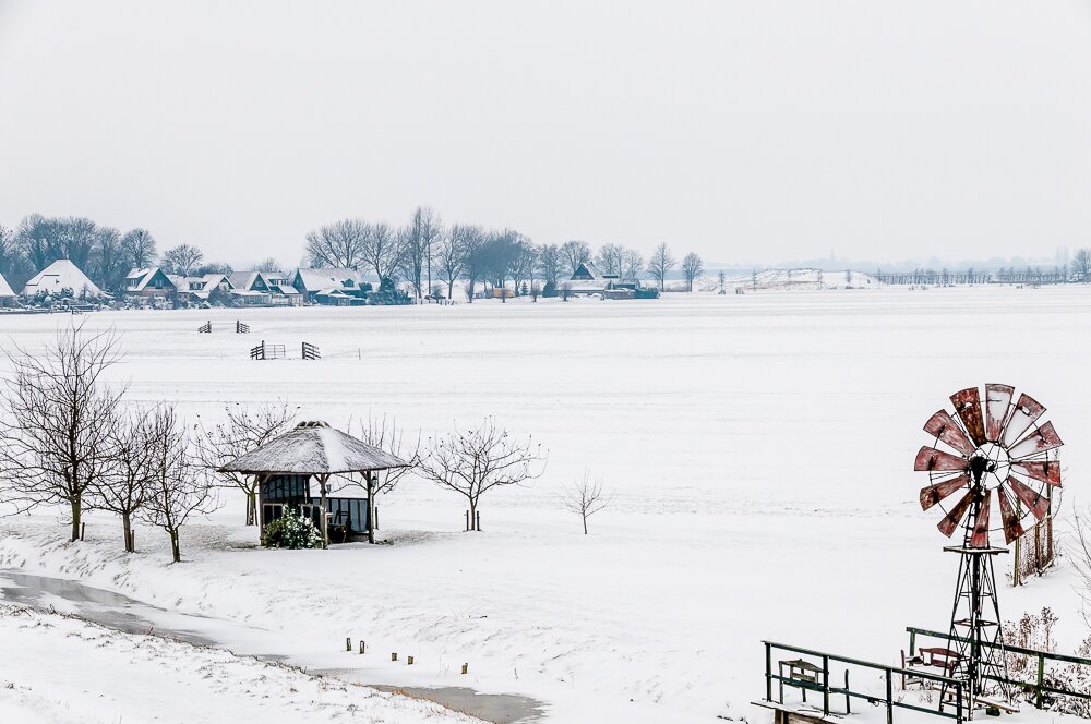 Zuiderdijk (achtergrond: Oosterleek)